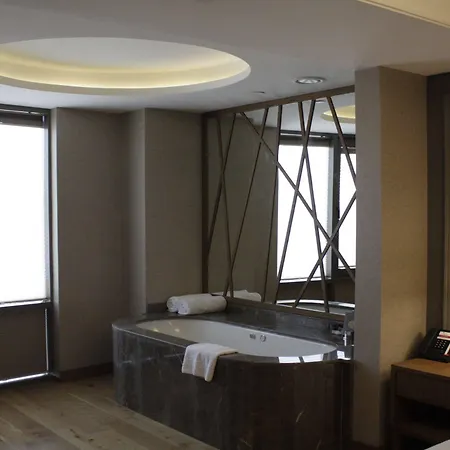 Ramada & By Wyndham Готель